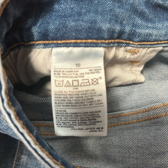 Old Navy Distressed Jean Shorts 10 🩳 - Picture 6 of 9